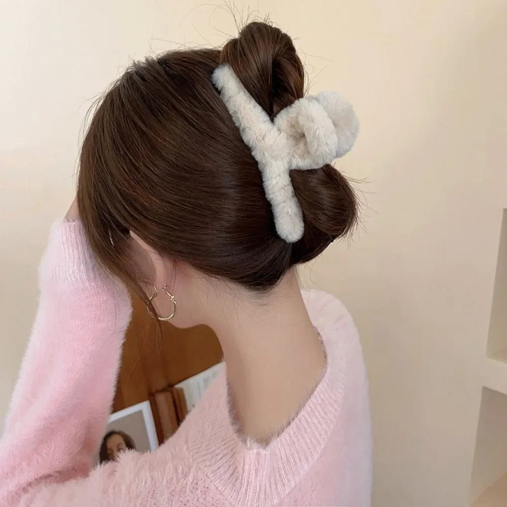 Faux Fur Hair Claw for Women Elegant Acrylic Crab Barrette Hairpin Girl-Hair Accessories Furry Headwear Hair Claw Clip