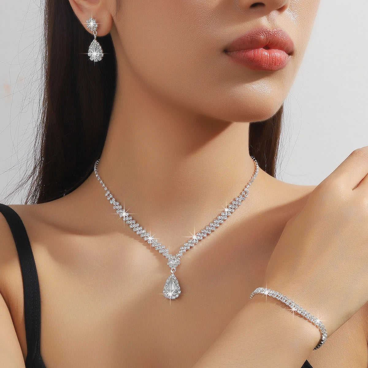 4-piece fashionable women's jewelry set with claw chains, rhinestones, necklaces, earrings, bracelets, gorgeous jewelry accessor