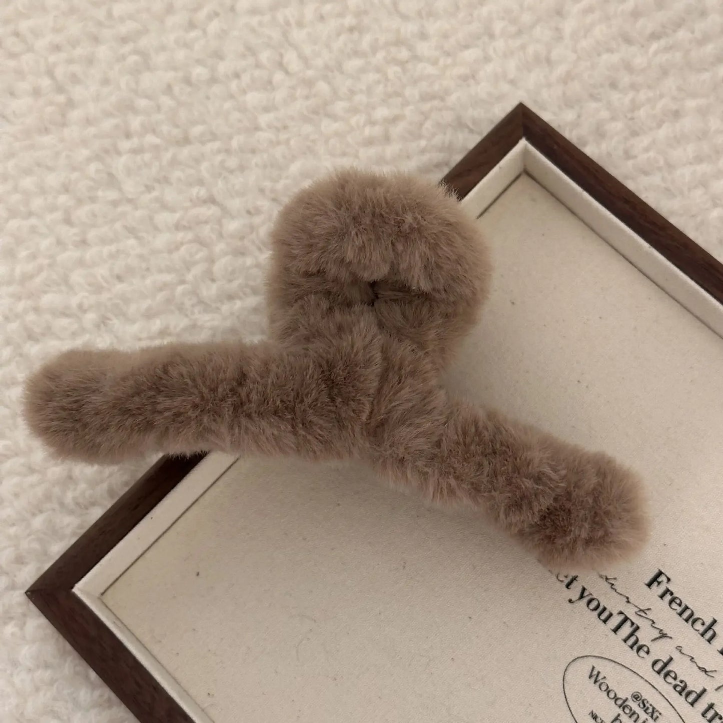 Faux Fur Hair Claw for Women Elegant Acrylic Crab Barrette Hairpin Girl-Hair Accessories Furry Headwear Hair Claw Clip
