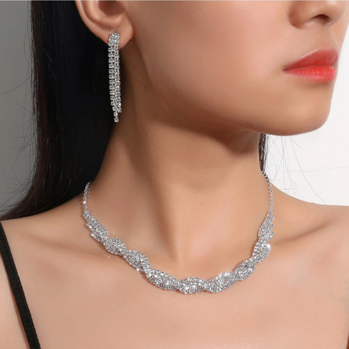 4-piece fashionable women's jewelry set with claw chains, rhinestones, necklaces, earrings, bracelets, gorgeous jewelry accessor