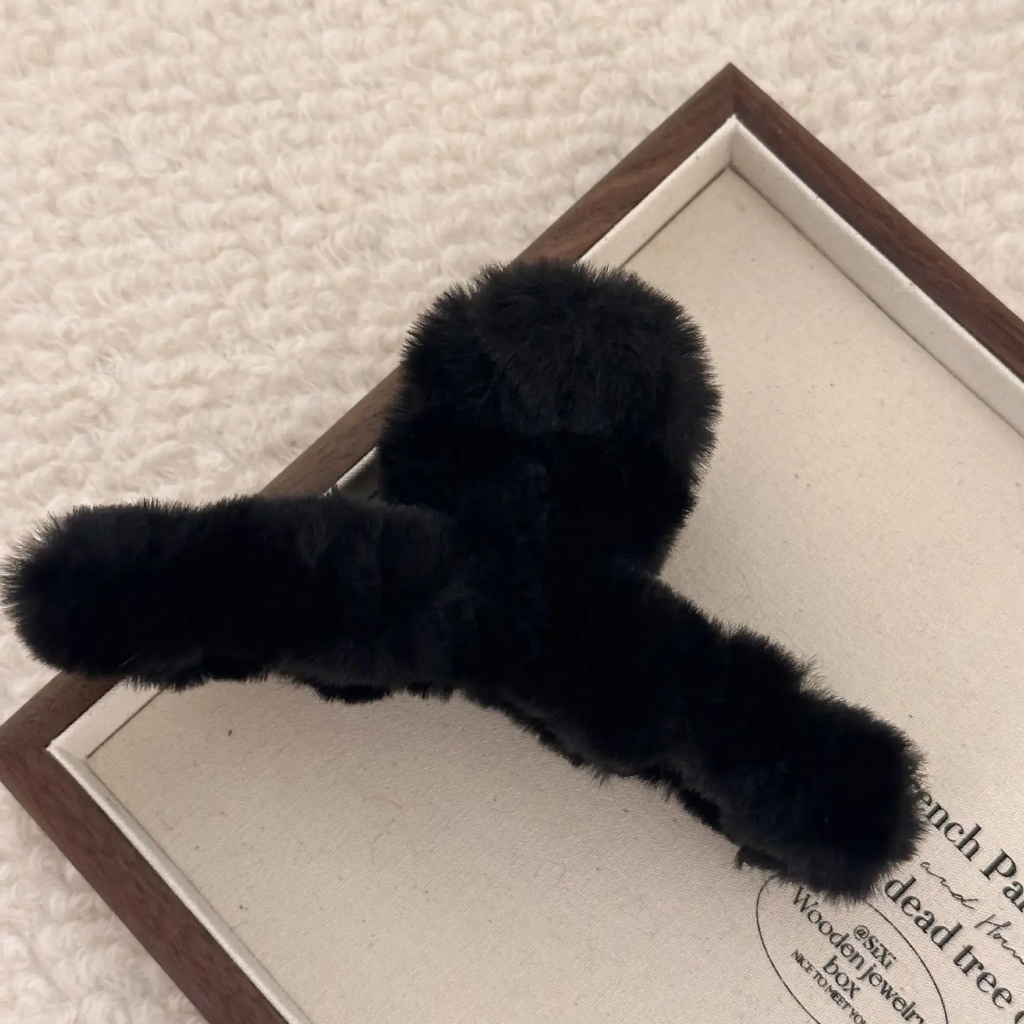 Faux Fur Hair Claw for Women Elegant Acrylic Crab Barrette Hairpin Girl-Hair Accessories Furry Headwear Hair Claw Clip