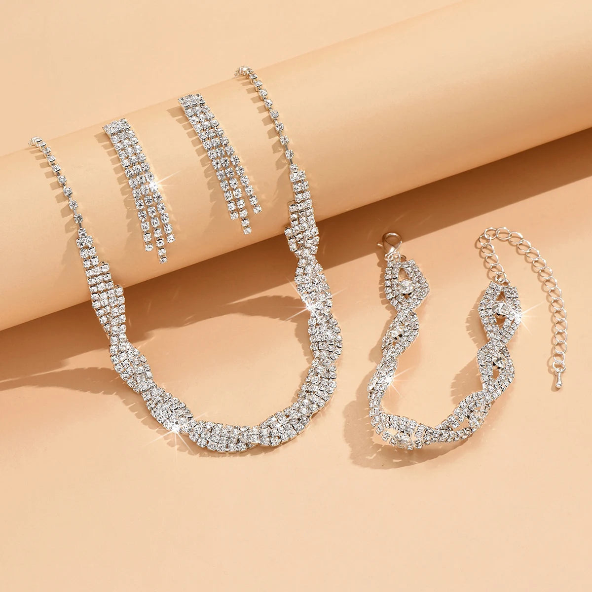 4-piece fashionable women's jewelry set with claw chains, rhinestones, necklaces, earrings, bracelets, gorgeous jewelry accessor