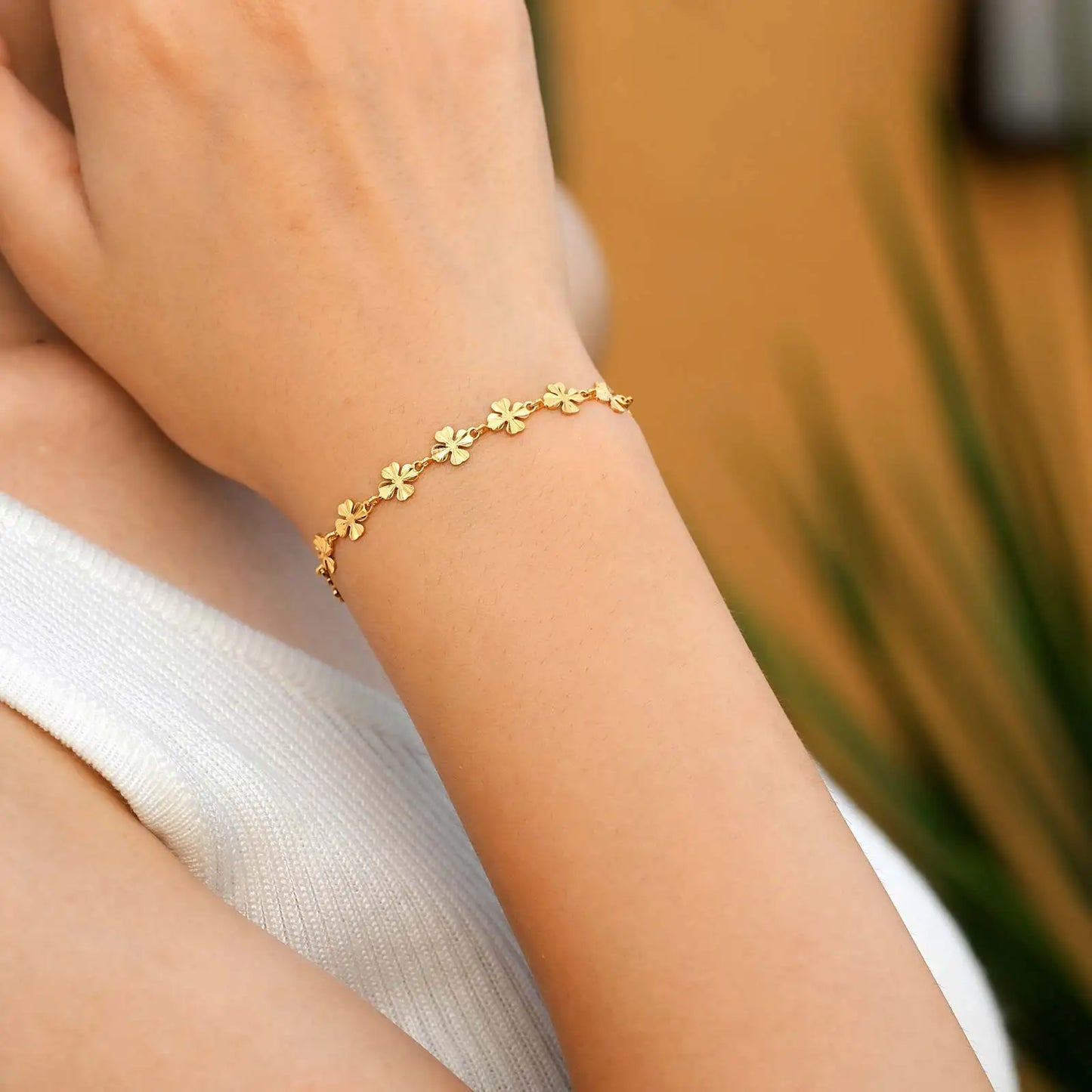 Elegant Four Leaf Clover Bracelet - Gold Plated Stainless Steel Flower Charm Bangle