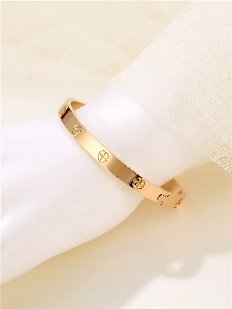 Stainless Steel Bracelet for Women Cuff Bracelets on Hand Couple Fashion Man Bangles Jewellery Accessories Gift