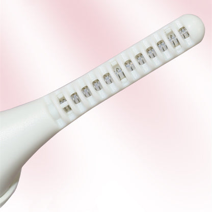 Close-up of the heated comb teeth on the eyelash curler
