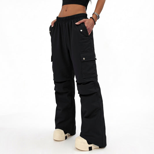 Baggy cargo pants with button-flap pockets and an elastic waist, extra product photo
