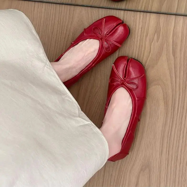Women's split-toe tabi ballet flats with knot detail