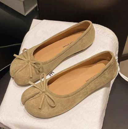 Women's split-toe tabi ballet flats with knot detail