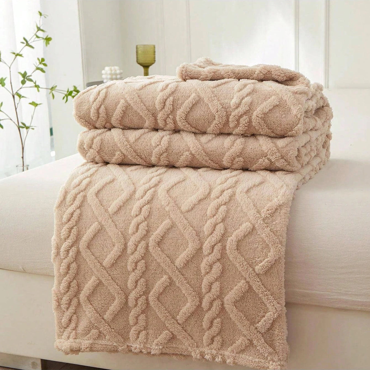 Coral fleece blanket with geometric jacquard pattern