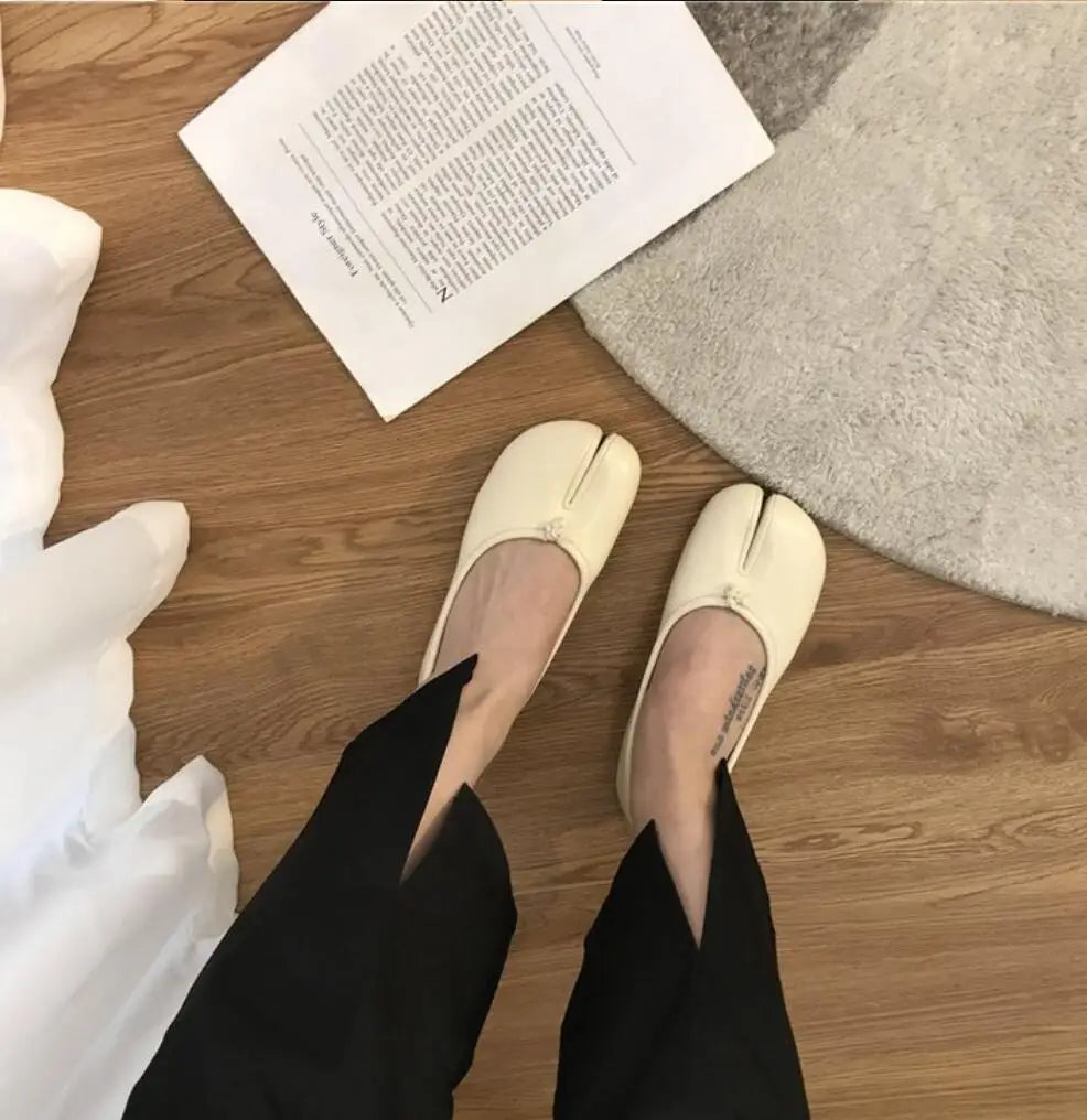 Women's split-toe tabi ballet flats with knot detail