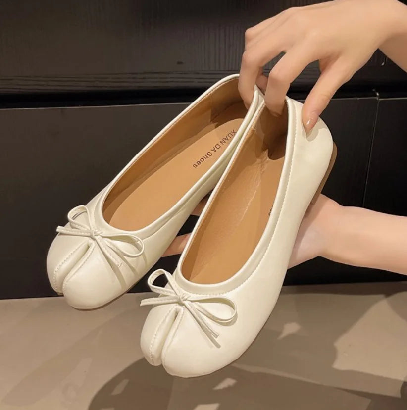 Women's split-toe tabi ballet flats with knot detail