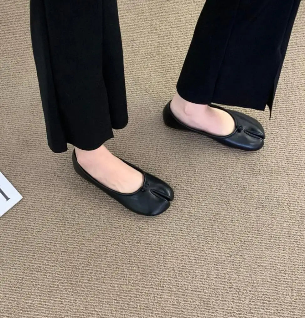 Women's split-toe tabi ballet flats with knot detail