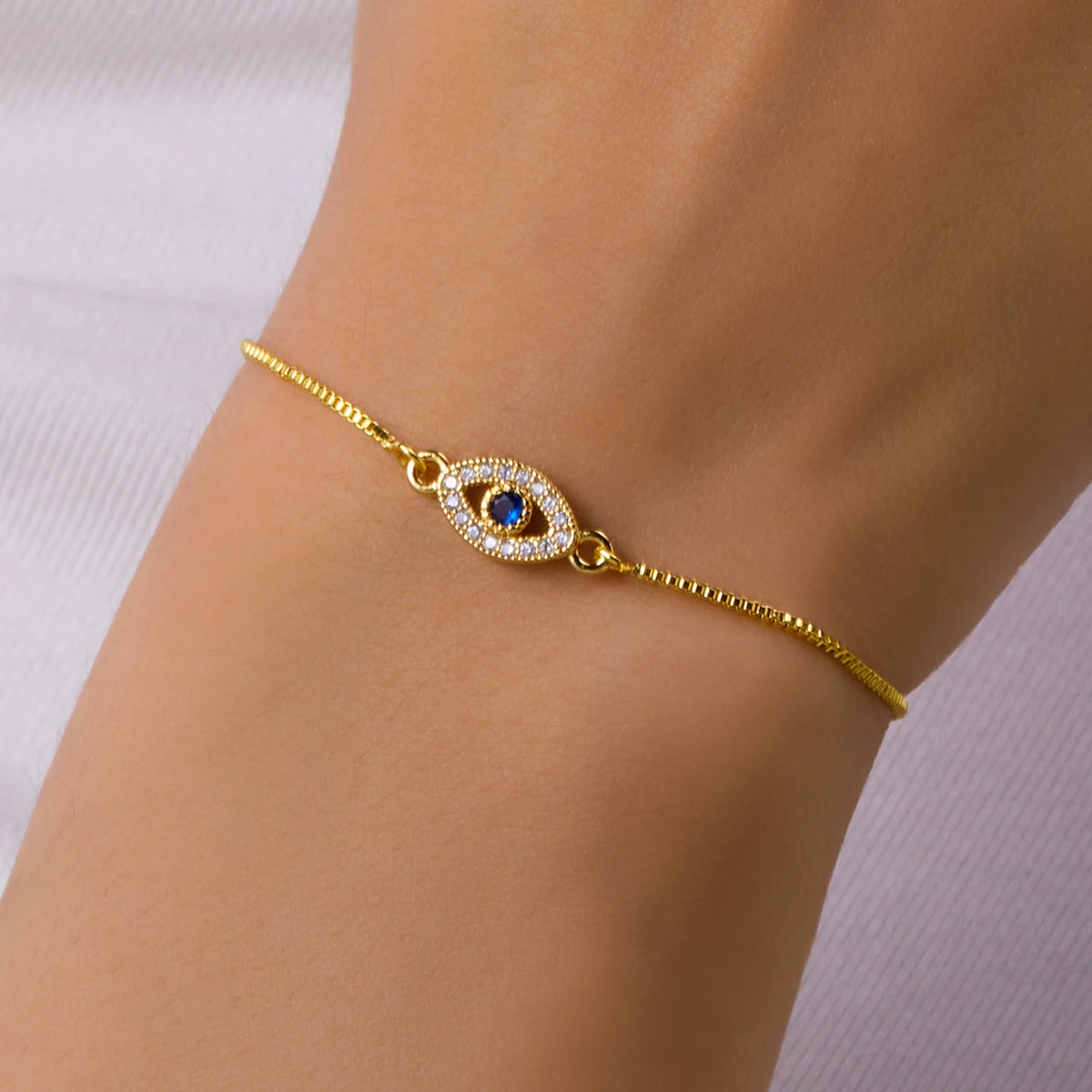 Bracelet with a heart-shaped zircon evil eye charm