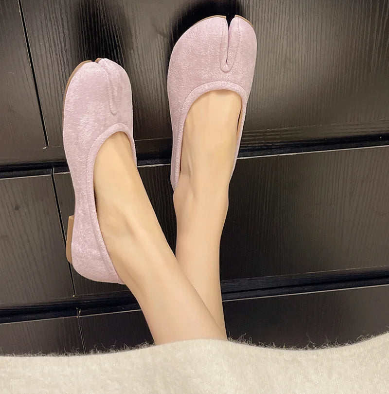 Women's split-toe tabi ballet flats with knot detail