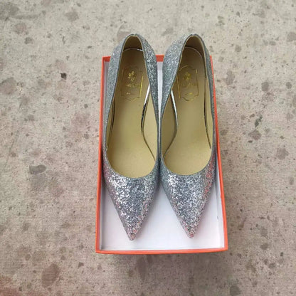 Silver glitter pointed-toe slim heel dress shoes for weddings.