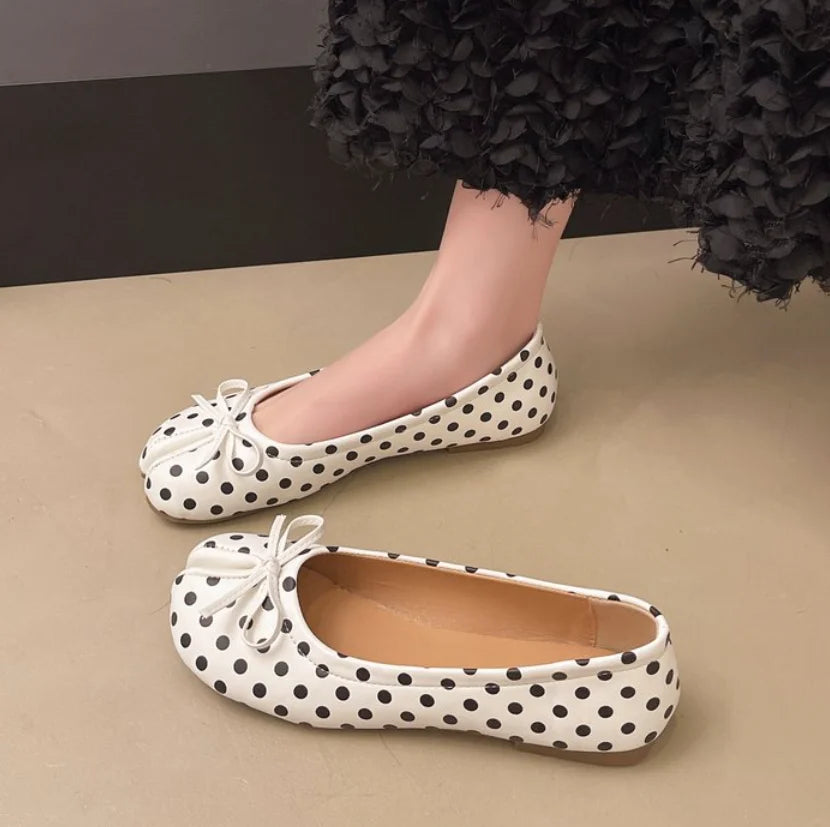 Women's split-toe tabi ballet flats with knot detail