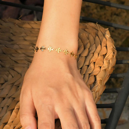 Elegant Four Leaf Clover Bracelet - Gold Plated Stainless Steel Flower Charm Bangle