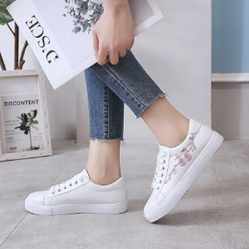 New 2026 Designer Shoes Women Running Spring Autumn Fashion White Breathable Embroidered Flower Lace-Up Casual Sneakers Zapatos De Mujer
