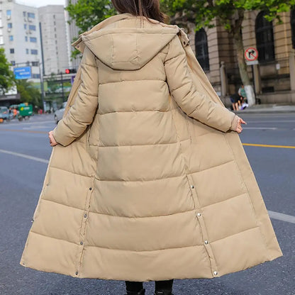 Women's long hooded coat with zip closure and side slits