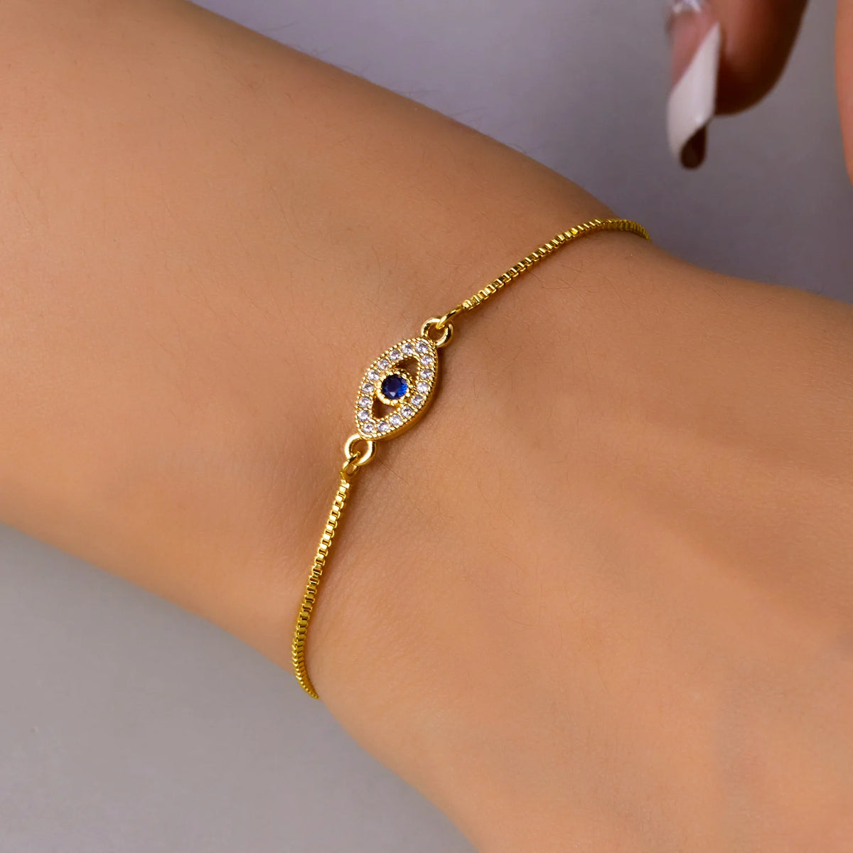 Bracelet with a heart-shaped zircon evil eye charm
