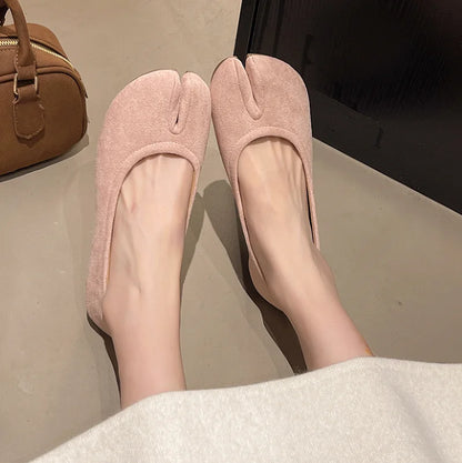 Women's split-toe tabi ballet flats with knot detail