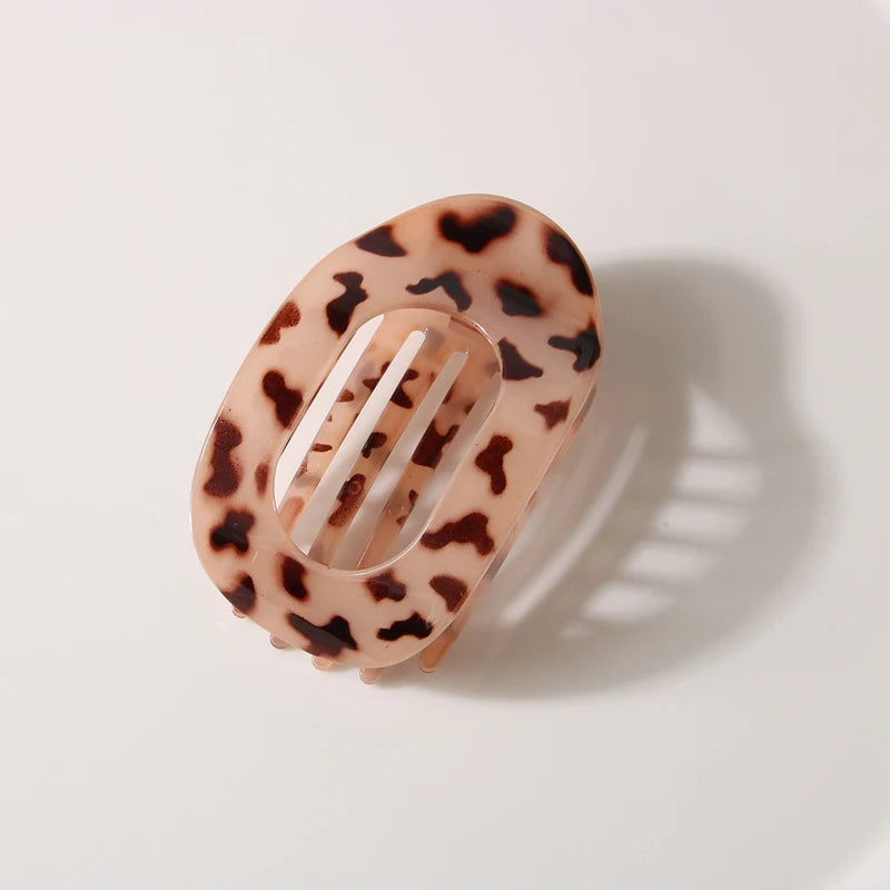 Leopard Claw Clip with Spoon Shape for Secure Hold and Smooth Glide
