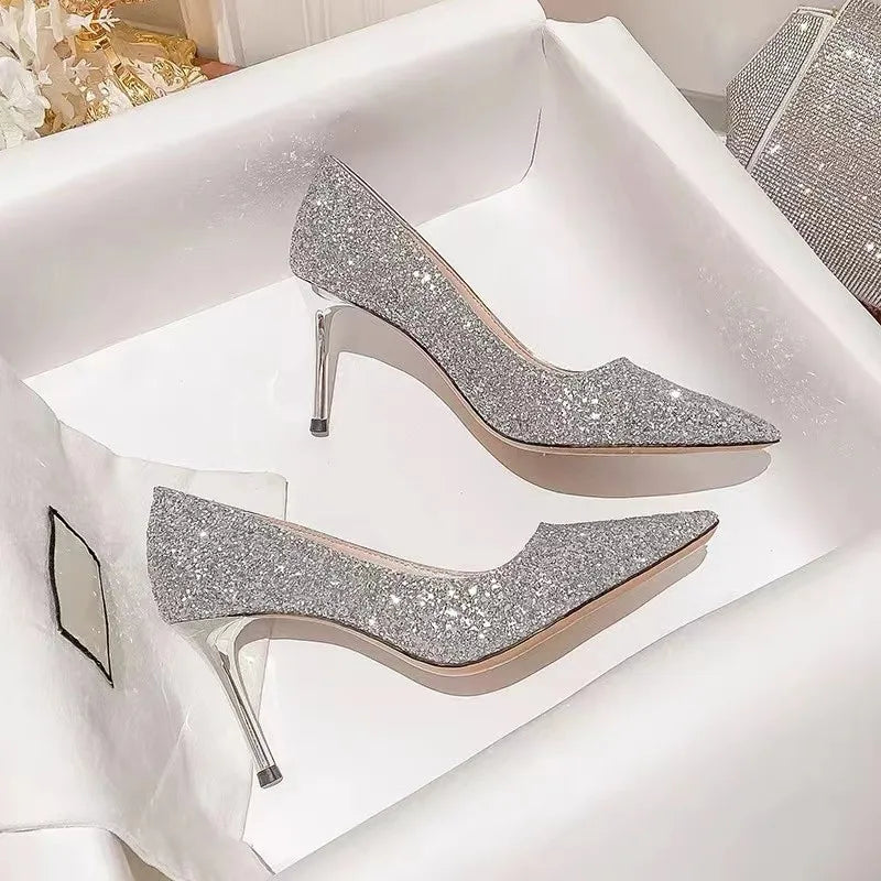 Silver glitter pointed-toe slim heel dress shoes for wedding wear.
