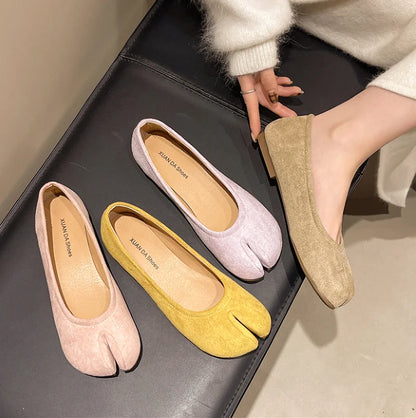 Women's split-toe tabi ballet flats with knot detail
