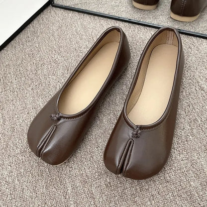 Women's split-toe tabi ballet flats with knot detail