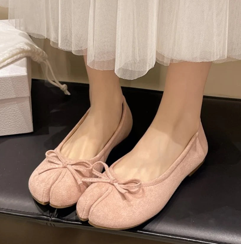 Women's split-toe tabi ballet flats with knot detail