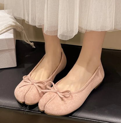 Women's split-toe tabi ballet flats with knot detail