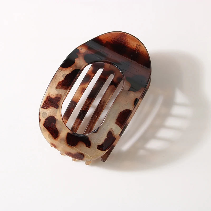 Leopard Claw Clip with Spoon Shape for Secure Hold and Smooth Glide