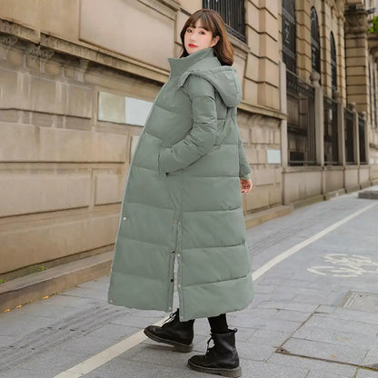 Women's long hooded coat with zip closure and side slits