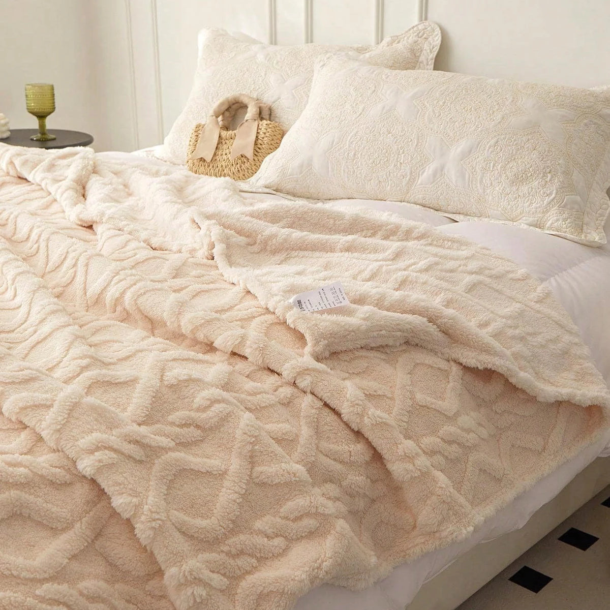 Coral fleece blanket with geometric jacquard pattern