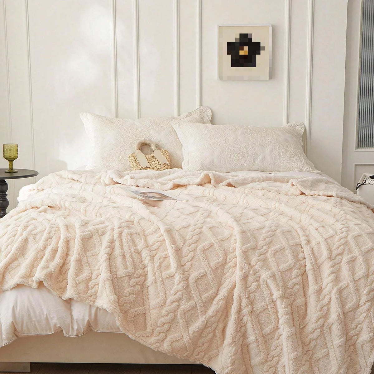 Coral fleece blanket with geometric jacquard pattern