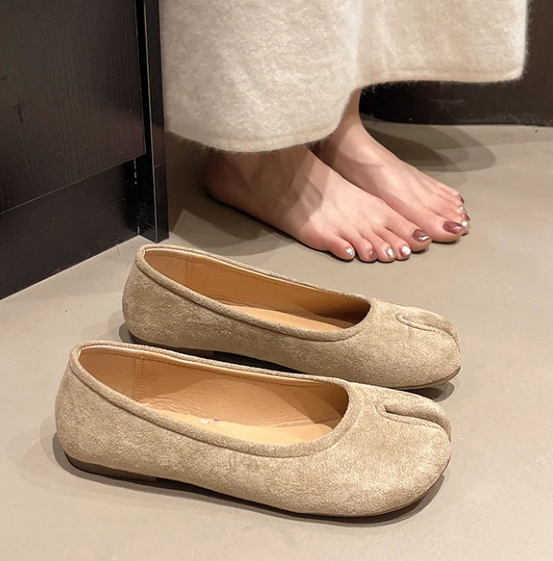 Women's split-toe tabi ballet flats with knot detail
