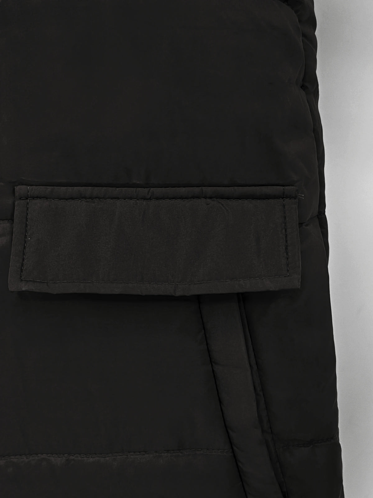 Women’s long hooded coat with zipper closure and pockets