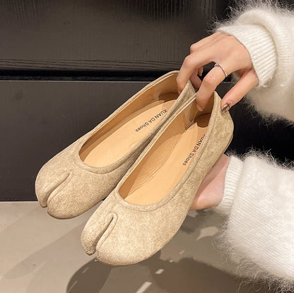 Women's split-toe tabi ballet flats with knot detail