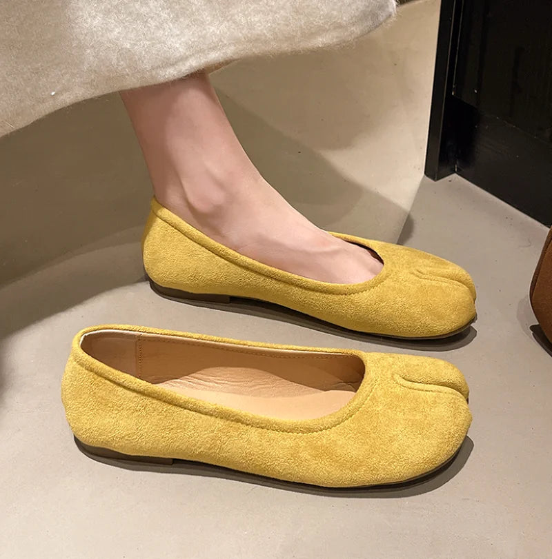 Women's split-toe tabi ballet flats with knot detail