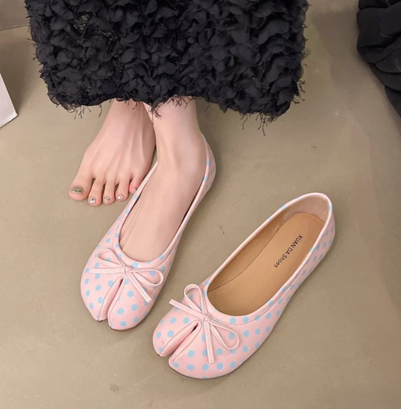 Women's split-toe tabi ballet flats with knot detail