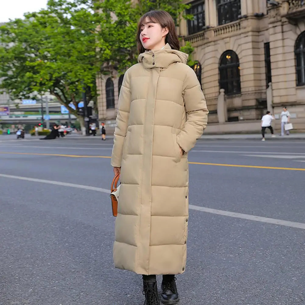 Women's long hooded coat with zip closure and side slits