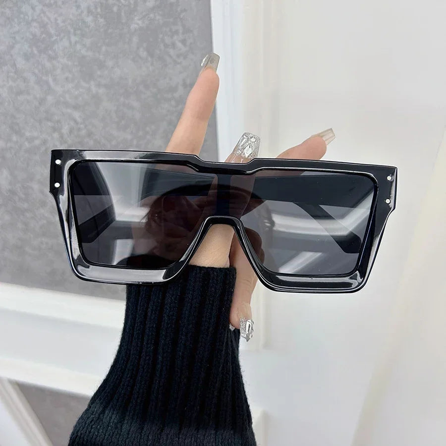 Sunglasses oversized square shape with gradient lenses and thick frames