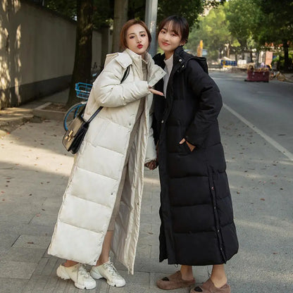Women's long hooded coat with zip closure and side slits