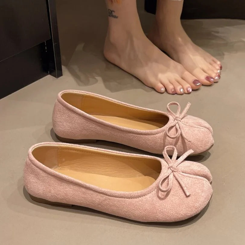 Women's split-toe tabi ballet flats with knot detail