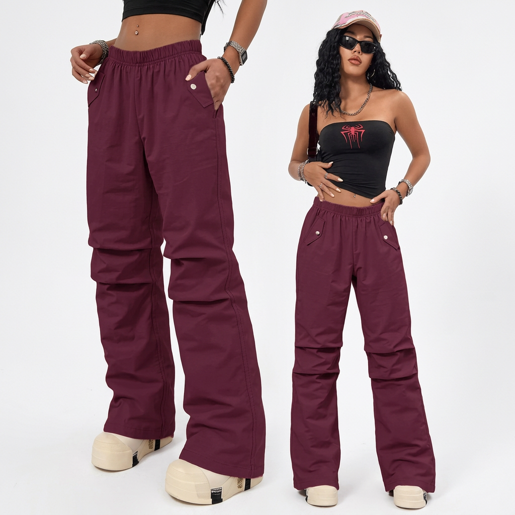 Baggy cargo pants with button-flap pockets and an elastic waist