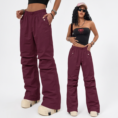 Baggy cargo pants with button-flap pockets and an elastic waist